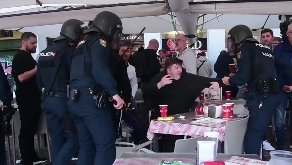 Bătaie desprinsă din filme pe străzile din Madrid. Luptele dintre fanii lui Chelsea și City au făcut înconjurul lumii _3