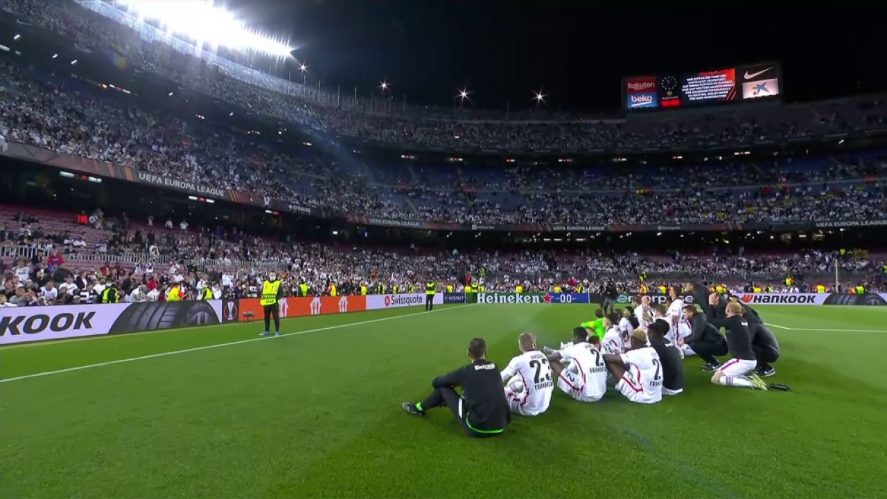 Imaginile bucuriei! Jucătorii lui Frankfurt au sărbătorit alături de fani după ce au eliminat-o pe Barca din Europa_1