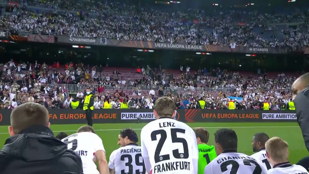 Imaginile bucuriei! Jucătorii lui Frankfurt au sărbătorit alături de fani după ce au eliminat-o pe Barca din Europa_2