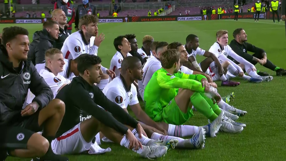 Imaginile bucuriei! Jucătorii lui Frankfurt au sărbătorit alături de fani după ce au eliminat-o pe Barca din Europa_3