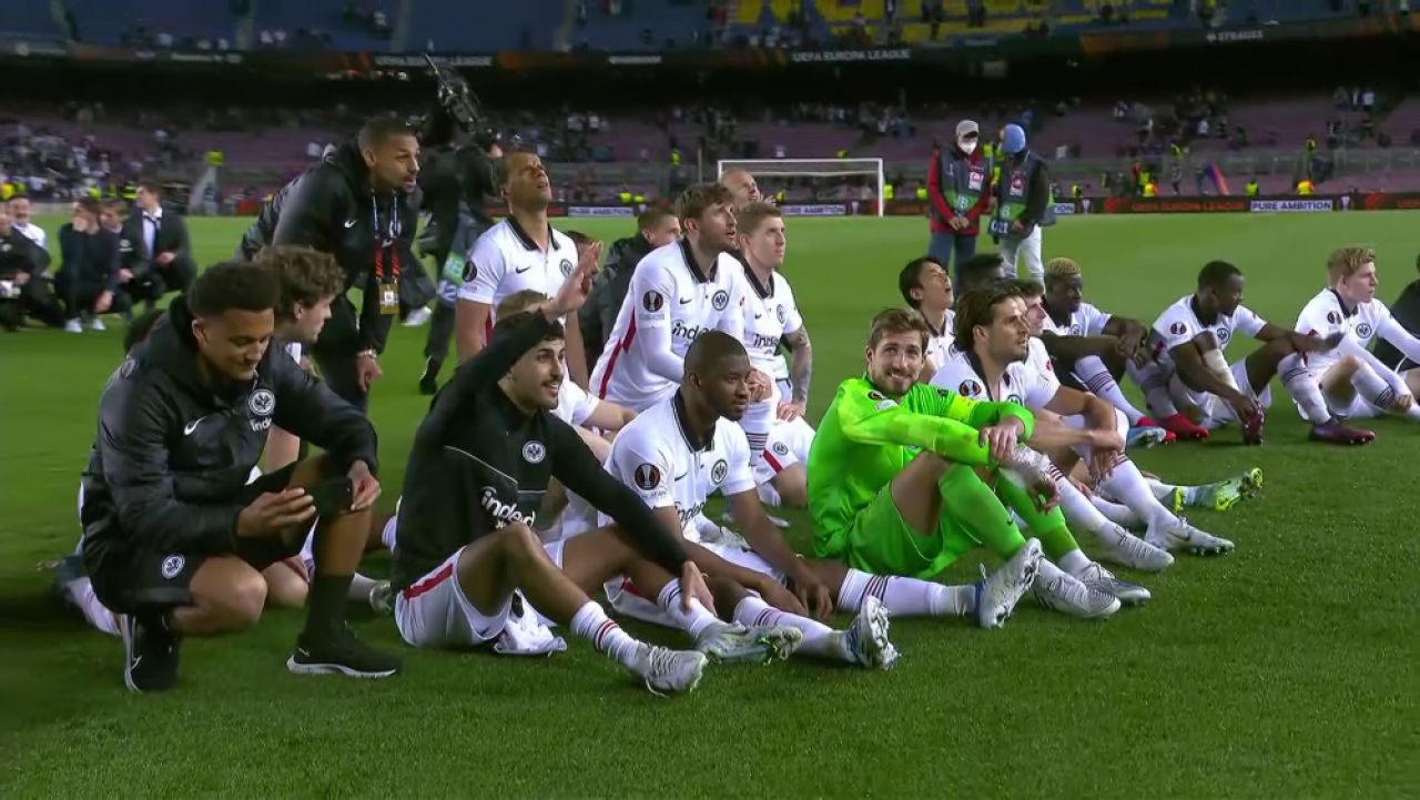 Imaginile bucuriei! Jucătorii lui Frankfurt au sărbătorit alături de fani după ce au eliminat-o pe Barca din Europa_4