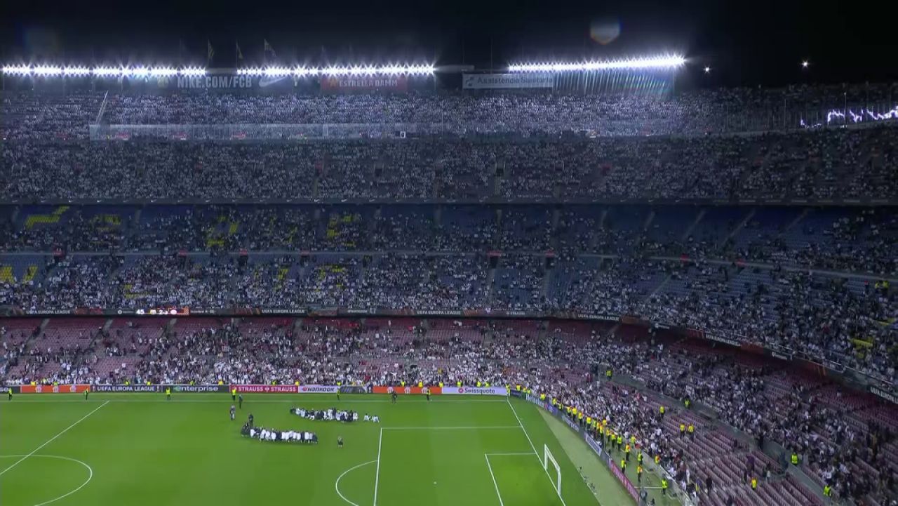 Imaginile bucuriei! Jucătorii lui Frankfurt au sărbătorit alături de fani după ce au eliminat-o pe Barca din Europa_5
