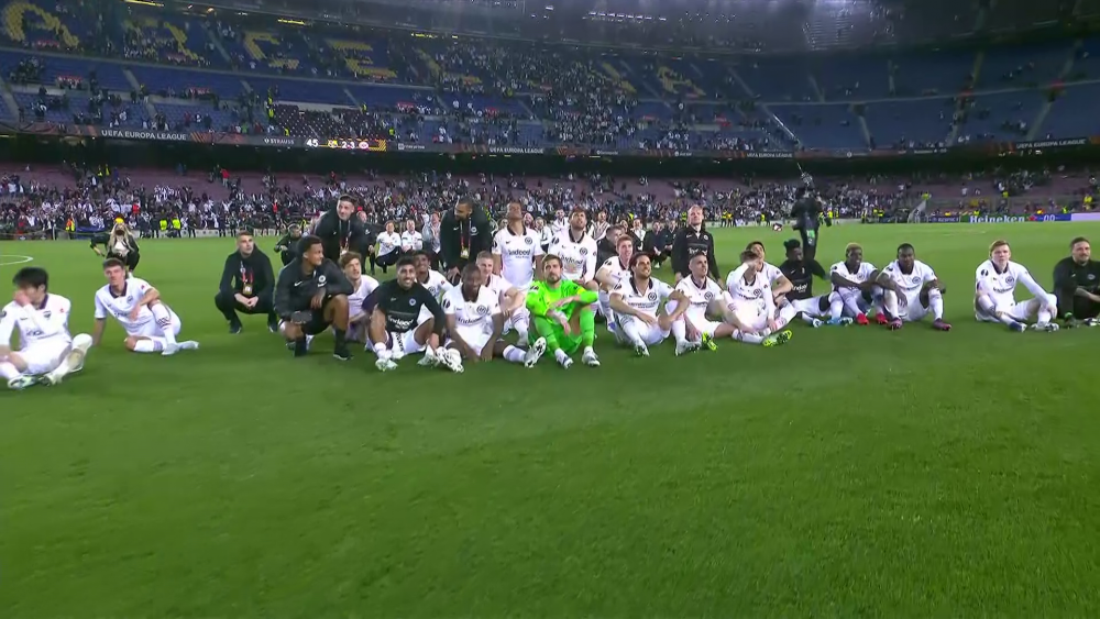 Imaginile bucuriei! Jucătorii lui Frankfurt au sărbătorit alături de fani după ce au eliminat-o pe Barca din Europa_6