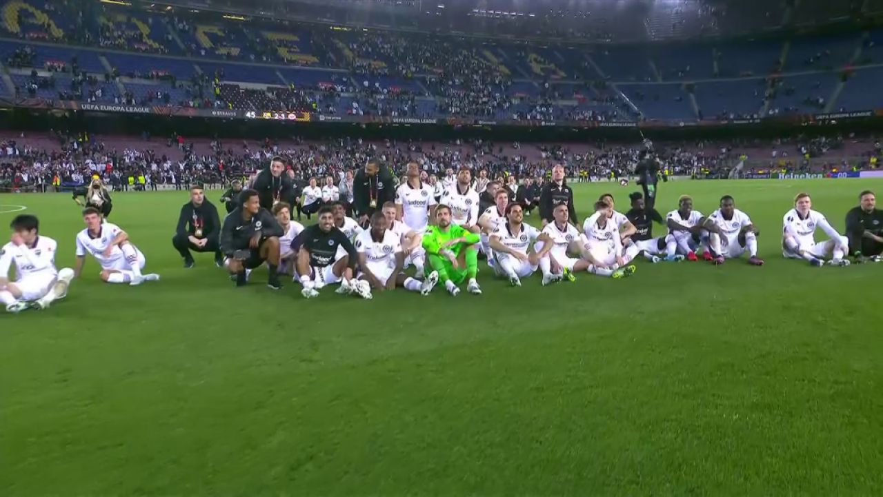 Imaginile bucuriei! Jucătorii lui Frankfurt au sărbătorit alături de fani după ce au eliminat-o pe Barca din Europa_6