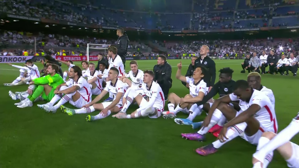 Imaginile bucuriei! Jucătorii lui Frankfurt au sărbătorit alături de fani după ce au eliminat-o pe Barca din Europa_7