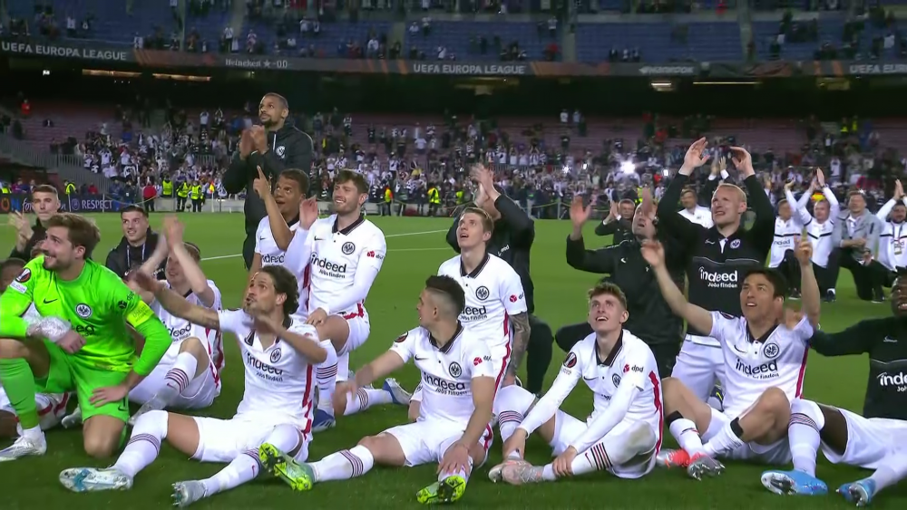 Imaginile bucuriei! Jucătorii lui Frankfurt au sărbătorit alături de fani după ce au eliminat-o pe Barca din Europa_8