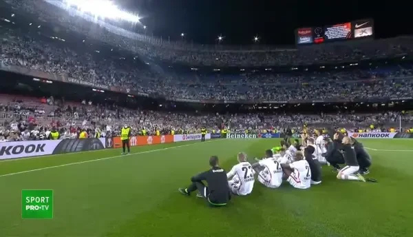 Imaginile bucuriei! Jucătorii lui Frankfurt au sărbătorit alături de fani după ce au eliminat-o pe Barca din Europa