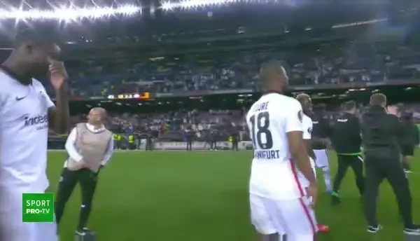 Imaginile care nu s-au văzut la TV! Trapp s-a 'răzbunat' pe Barcelona și s-a dus imediat după meci să își sărute iubita sexy, aflată în tribune