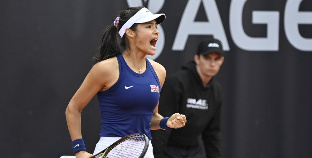 „Noua Regină a Angliei!” Emma Răducanu câștigă entuziasmant la debutul pentru Marea Britanie în Cupa Billie Jean King_2