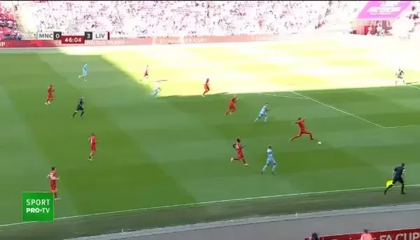 GOOOOOL CITY! Echipa lui Guardiola recuperează balonul la mijlocul terenului, Jesus primește în careu și îi pasează lui Grealish, care șutează cu stângul și îl învinge pe Alisson!