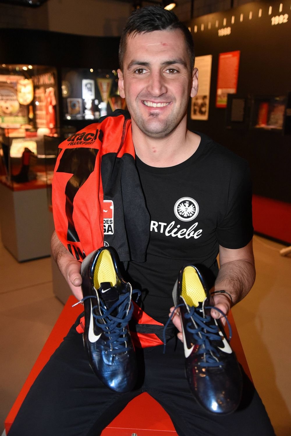 Un fotbalist de națională și soția lui, bătuți și arestați la Barcelona, imediat după calificarea istorică a lui Eintracht: „Bravo, Spania!”_3