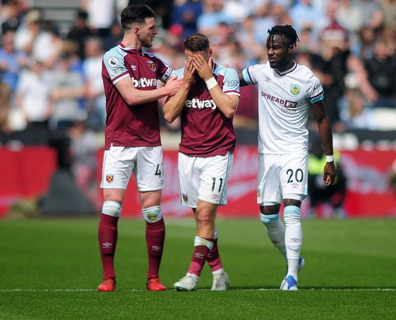 Accidentare horror în Premier League! I-a rupt piciorul adversarului, iar apoi a izbucnit în lacrimi în mijlocul terenului _5