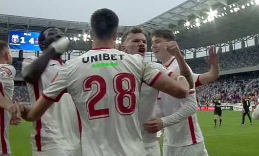 Jucătorul care aparține de FCSB a răbufnit în fața galeriei Stelei! Gesturile care i-au făcut pe coechipieri să intervină_2