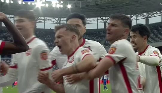 Jucătorul care aparține de FCSB a răbufnit în fața galeriei Stelei! Gesturile care i-au făcut pe coechipieri să intervină_3