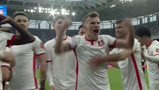 Jucătorul care aparține de FCSB a răbufnit în fața galeriei Stelei! Gesturile care i-au făcut pe coechipieri să intervină_4