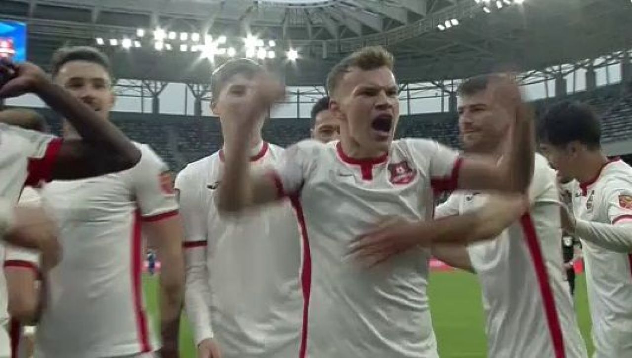 Jucătorul care aparține de FCSB a răbufnit în fața galeriei Stelei! Gesturile care i-au făcut pe coechipieri să intervină_4