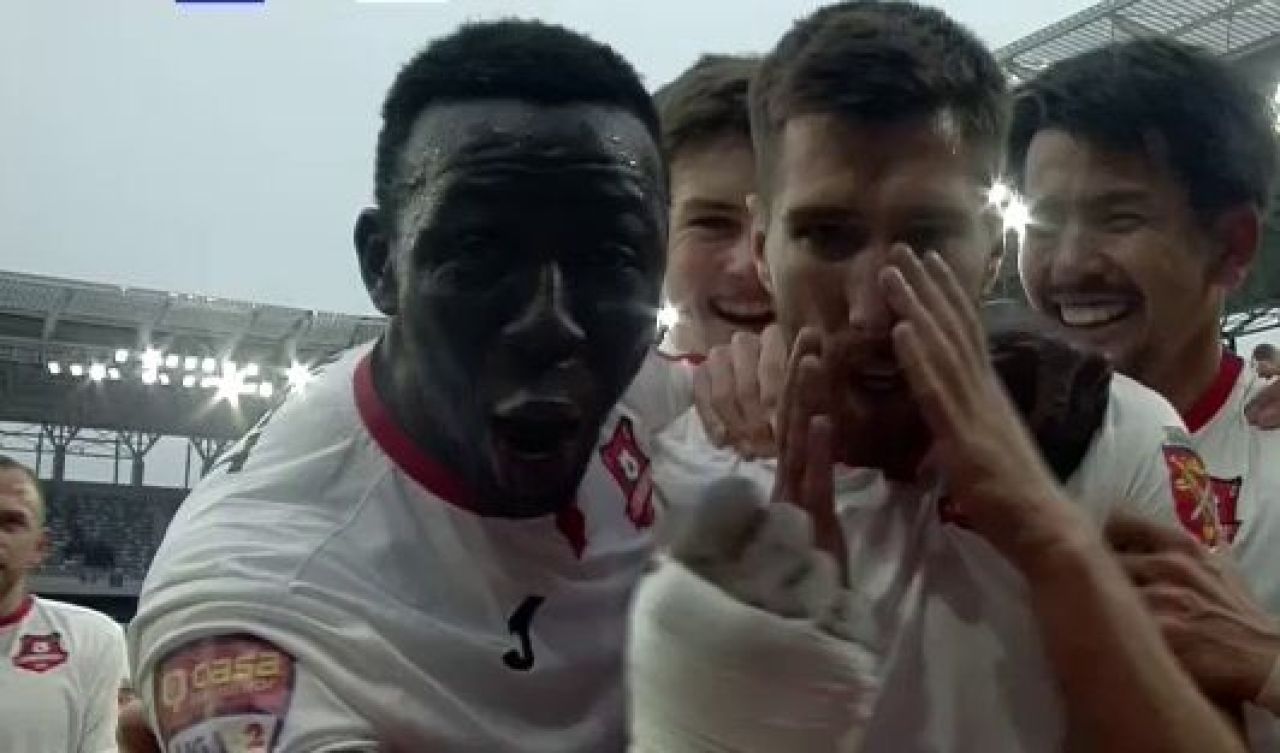 Jucătorul care aparține de FCSB a răbufnit în fața galeriei Stelei! Gesturile care i-au făcut pe coechipieri să intervină_6