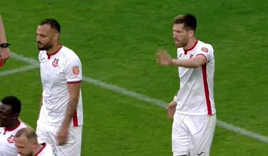 Jucătorul care aparține de FCSB a răbufnit în fața galeriei Stelei! Gesturile care i-au făcut pe coechipieri să intervină_7