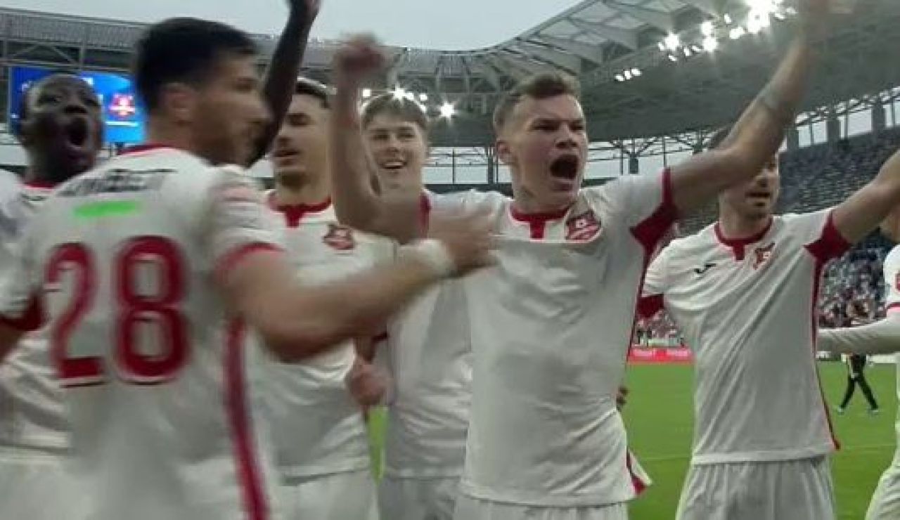 Jucătorul care aparține de FCSB a răbufnit în fața galeriei Stelei! Gesturile care i-au făcut pe coechipieri să intervină_8