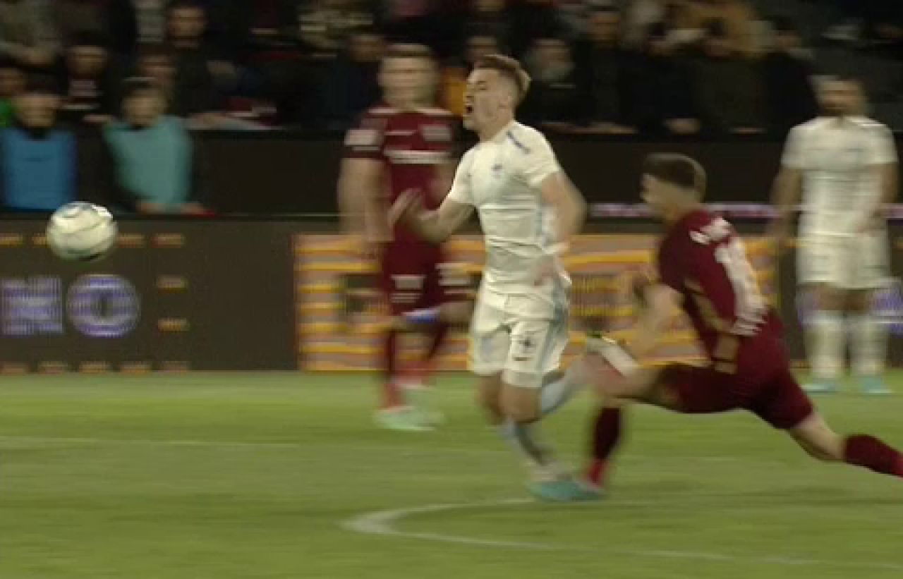Intrare brutală a lui Mateo Susic în CFR Cluj - FCSB! Istvan Kovacs a scos direct cartonașul roșu_7