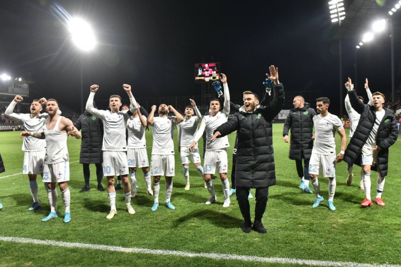 Titlul e din nou în joc! FCSB a dat drumul la sărbătoare chiar pe terenul CFR-ului. Imaginile bucuriei_8