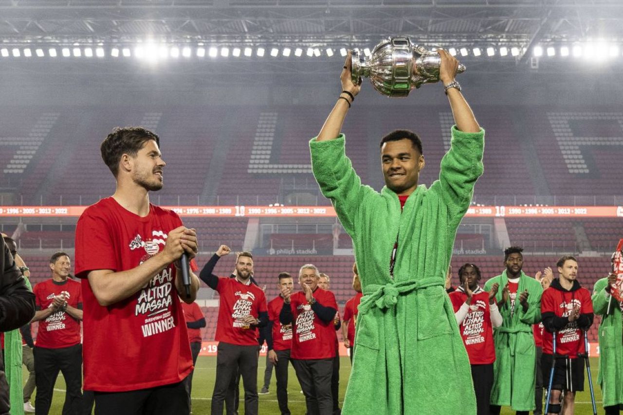 Una dintre cele mai ciudate tradiții din fotbal! Câștigătorii Cupei Olandei primesc halate de baie în loc de tricouri de campioni_1