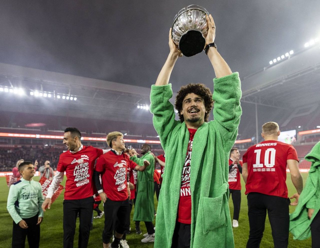 Una dintre cele mai ciudate tradiții din fotbal! Câștigătorii Cupei Olandei primesc halate de baie în loc de tricouri de campioni_2