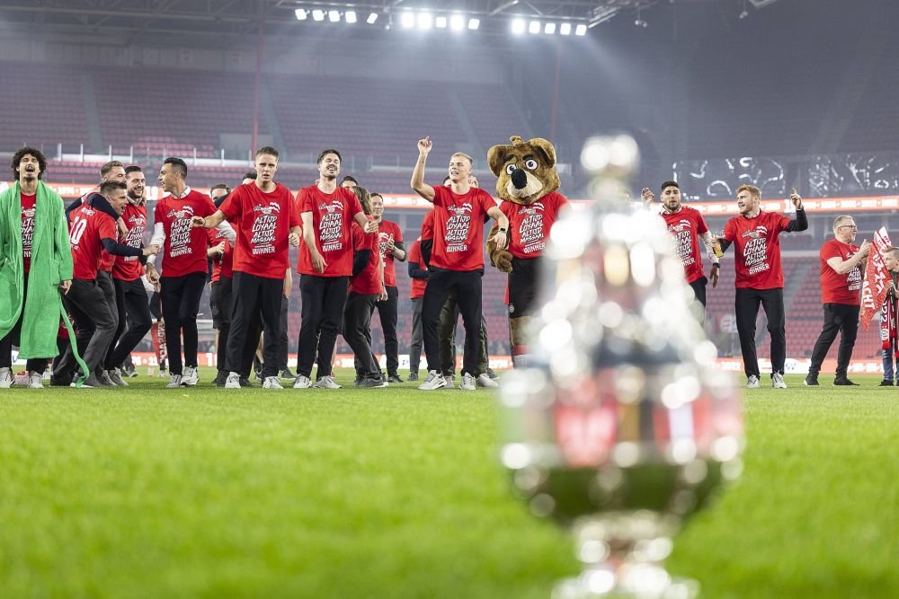 Una dintre cele mai ciudate tradiții din fotbal! Câștigătorii Cupei Olandei primesc halate de baie în loc de tricouri de campioni_3