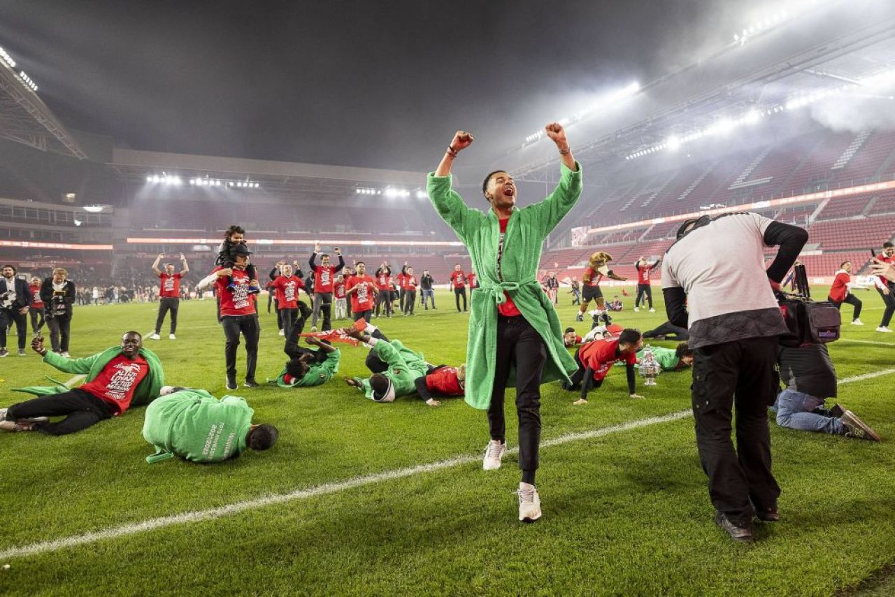 Una dintre cele mai ciudate tradiții din fotbal! Câștigătorii Cupei Olandei primesc halate de baie în loc de tricouri de campioni_4