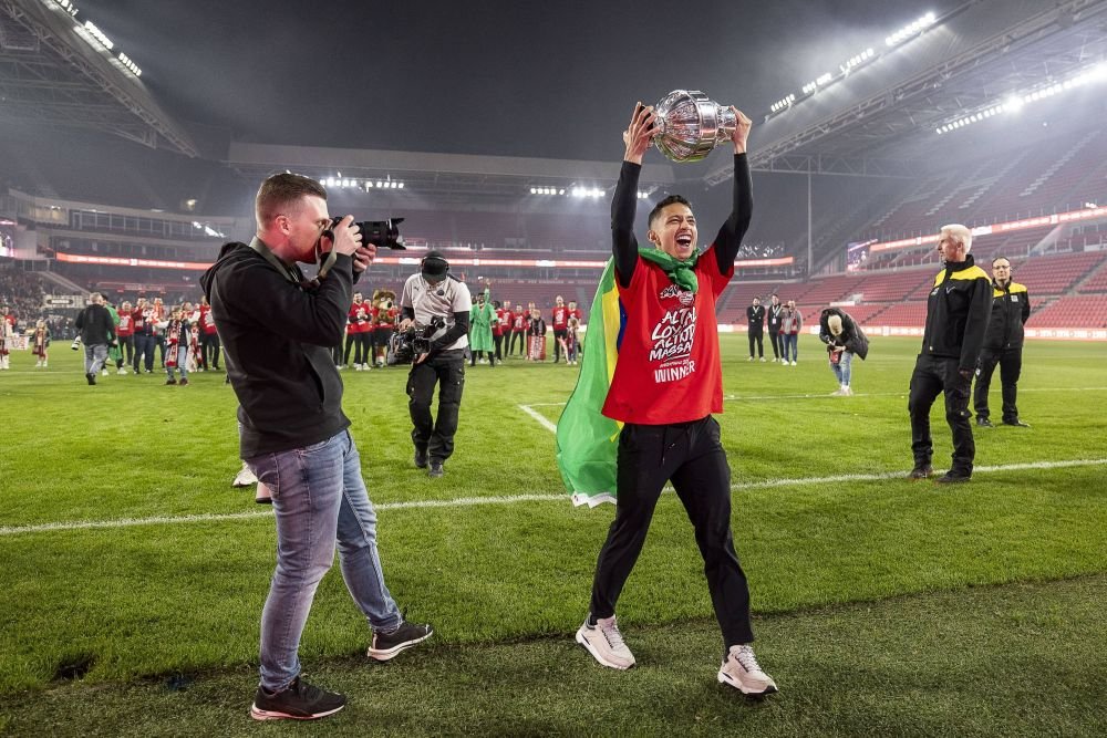 Una dintre cele mai ciudate tradiții din fotbal! Câștigătorii Cupei Olandei primesc halate de baie în loc de tricouri de campioni_5