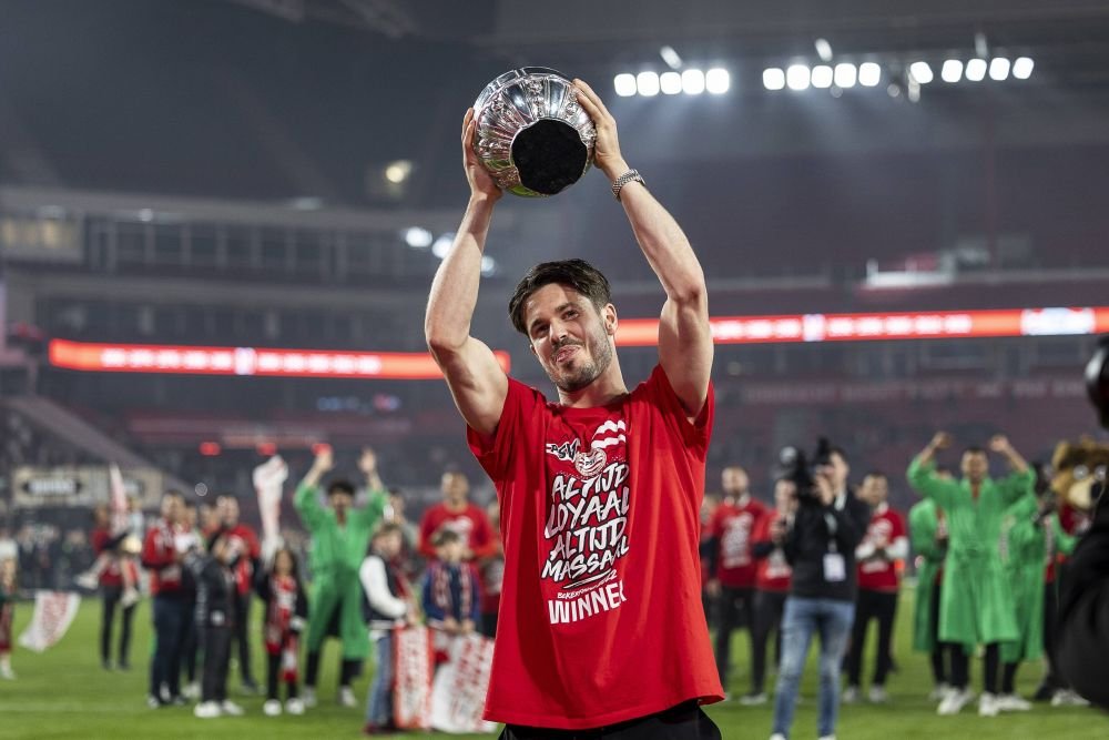 Una dintre cele mai ciudate tradiții din fotbal! Câștigătorii Cupei Olandei primesc halate de baie în loc de tricouri de campioni_6