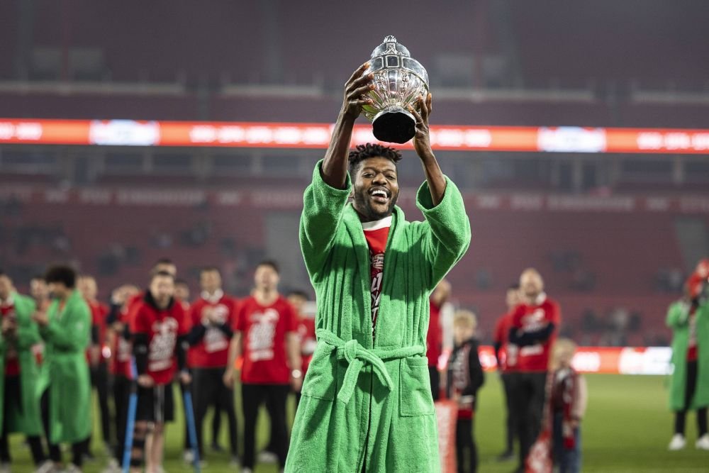Una dintre cele mai ciudate tradiții din fotbal! Câștigătorii Cupei Olandei primesc halate de baie în loc de tricouri de campioni_7