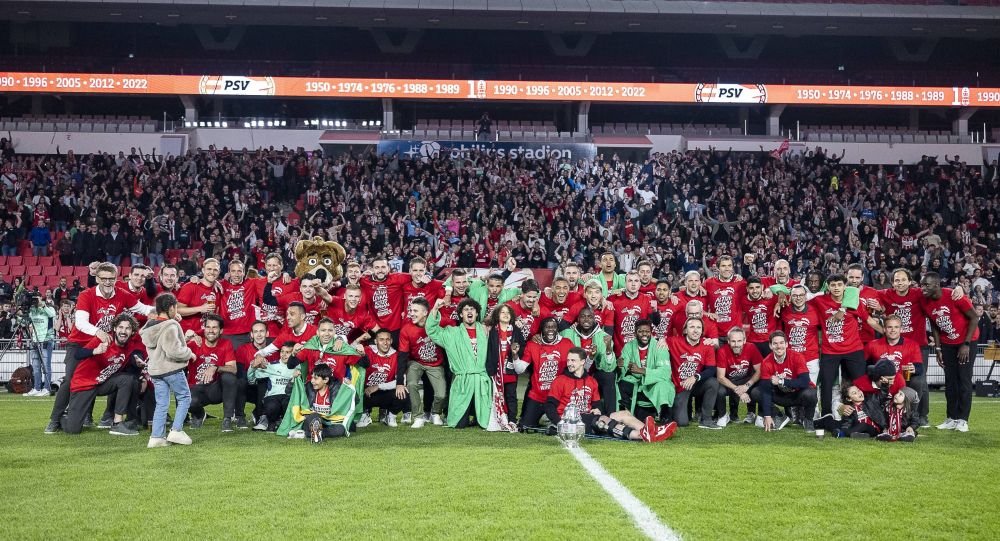 Una dintre cele mai ciudate tradiții din fotbal! Câștigătorii Cupei Olandei primesc halate de baie în loc de tricouri de campioni_8