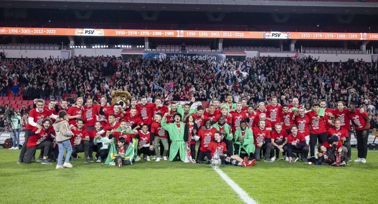 Una dintre cele mai ciudate tradiții din fotbal! Câștigătorii Cupei Olandei primesc halate de baie în loc de tricouri de campioni_8