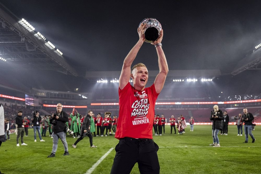 Una dintre cele mai ciudate tradiții din fotbal! Câștigătorii Cupei Olandei primesc halate de baie în loc de tricouri de campioni_9