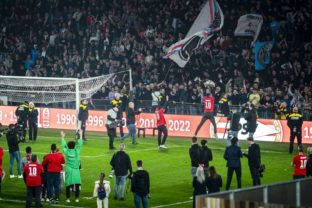 Una dintre cele mai ciudate tradiții din fotbal! Câștigătorii Cupei Olandei primesc halate de baie în loc de tricouri de campioni_12
