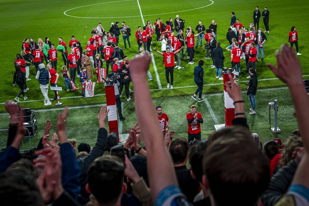 Una dintre cele mai ciudate tradiții din fotbal! Câștigătorii Cupei Olandei primesc halate de baie în loc de tricouri de campioni_13