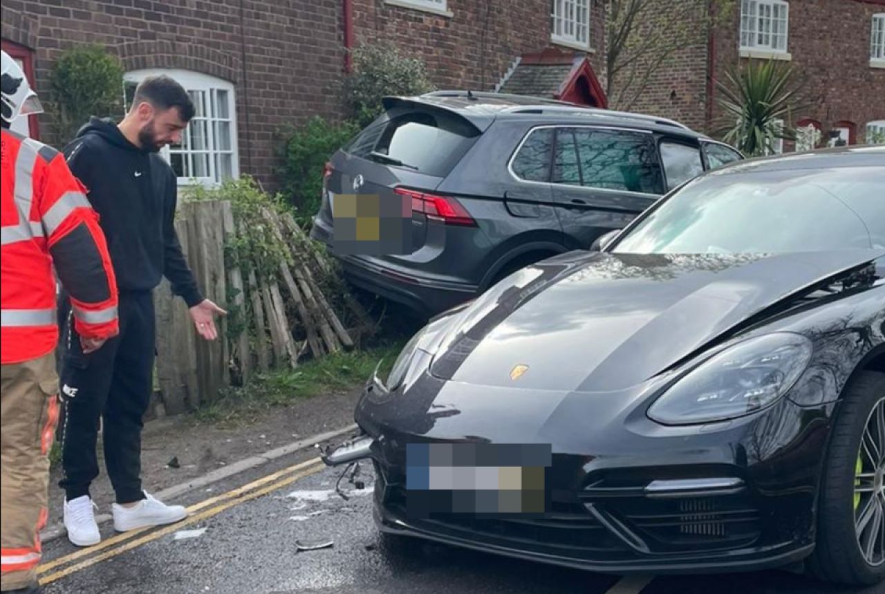 Bruno Fernandes, implicat într-un accident rutier! Starul lui Manchester United și-a făcut praf bolidul și poate rata derby-ul cu Liverpool_1