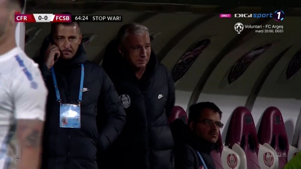 Nu doar la FCSB se dau telefoane în timpul meciului! Managerul sportiv al CFR, surprins discutând la telefon_2