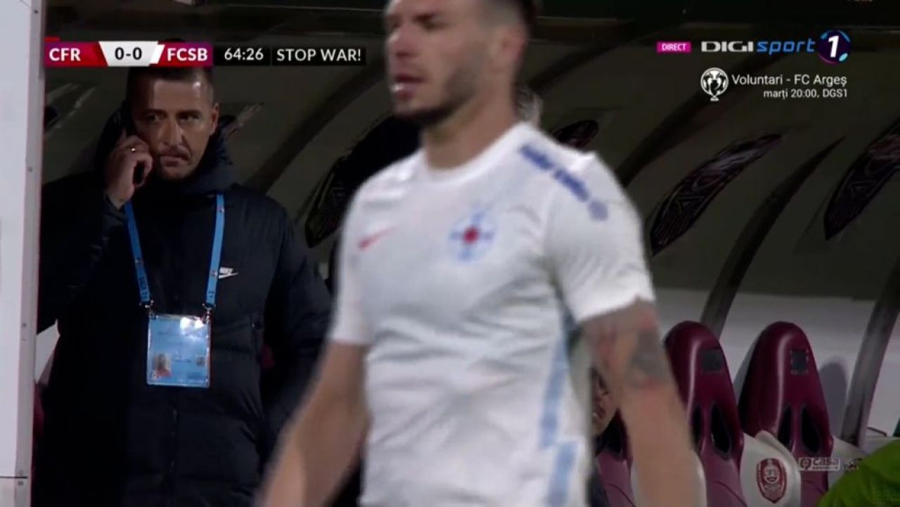 Nu doar la FCSB se dau telefoane în timpul meciului! Managerul sportiv al CFR, surprins discutând la telefon_3