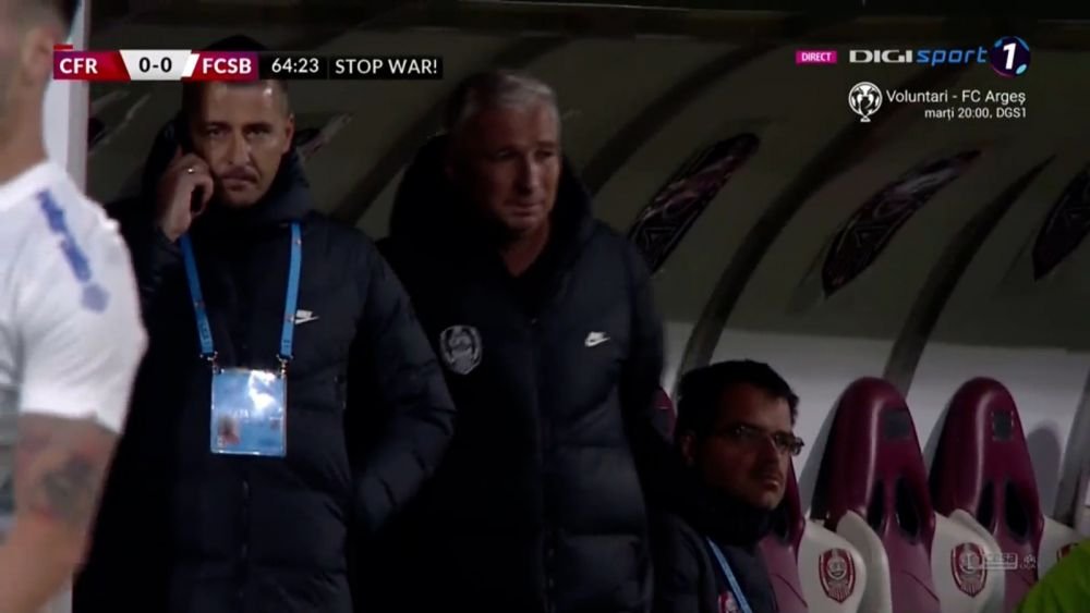Nu doar la FCSB se dau telefoane în timpul meciului! Managerul sportiv al CFR, surprins discutând la telefon_4