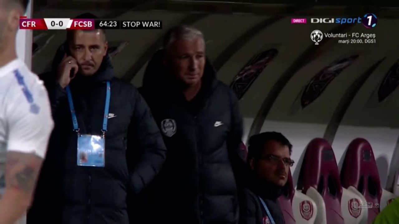 Nu doar la FCSB se dau telefoane în timpul meciului! Managerul sportiv al CFR, surprins discutând la telefon_4