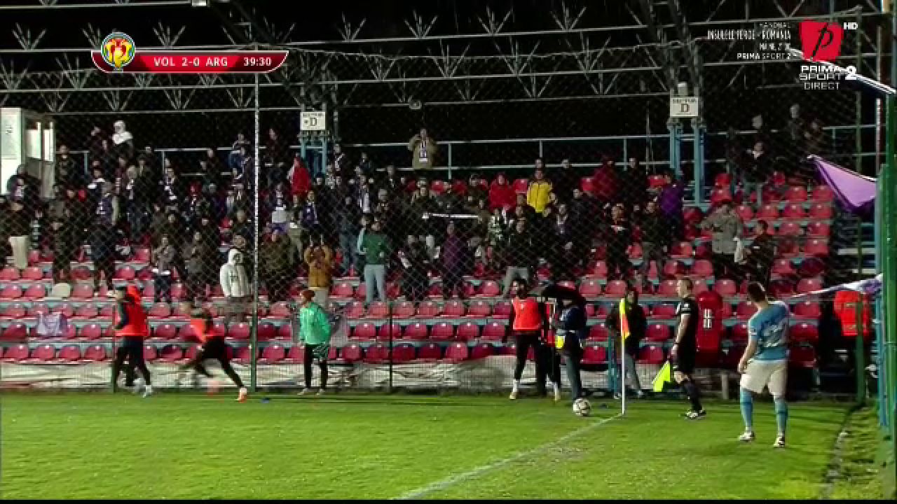 Moment de lumea a treia petrecut în Cupa României! Un fan a vrut să-i bage un băț în ureche unui jucător_1