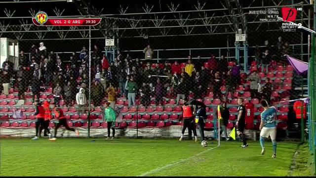 Moment de lumea a treia petrecut în Cupa României! Un fan a vrut să-i bage un băț în ureche unui jucător_2
