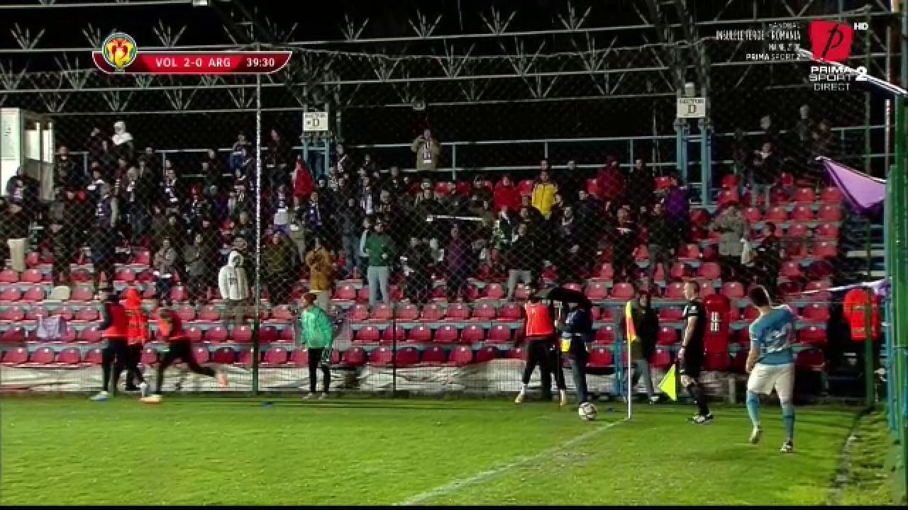 Moment de lumea a treia petrecut în Cupa României! Un fan a vrut să-i bage un băț în ureche unui jucător_2