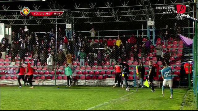 Moment de lumea a treia petrecut în Cupa României! Un fan a vrut să-i bage un băț în ureche unui jucător_3
