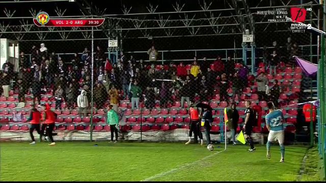 Moment de lumea a treia petrecut în Cupa României! Un fan a vrut să-i bage un băț în ureche unui jucător_3