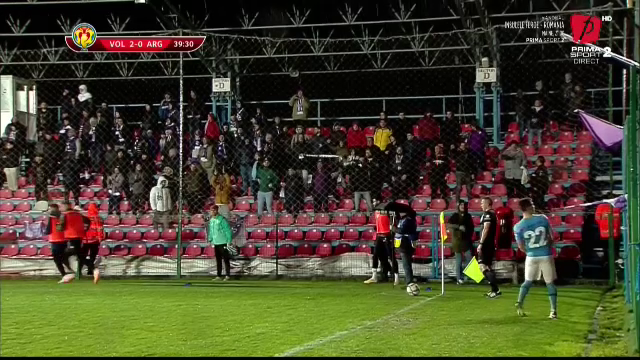 Moment de lumea a treia petrecut în Cupa României! Un fan a vrut să-i bage un băț în ureche unui jucător_4