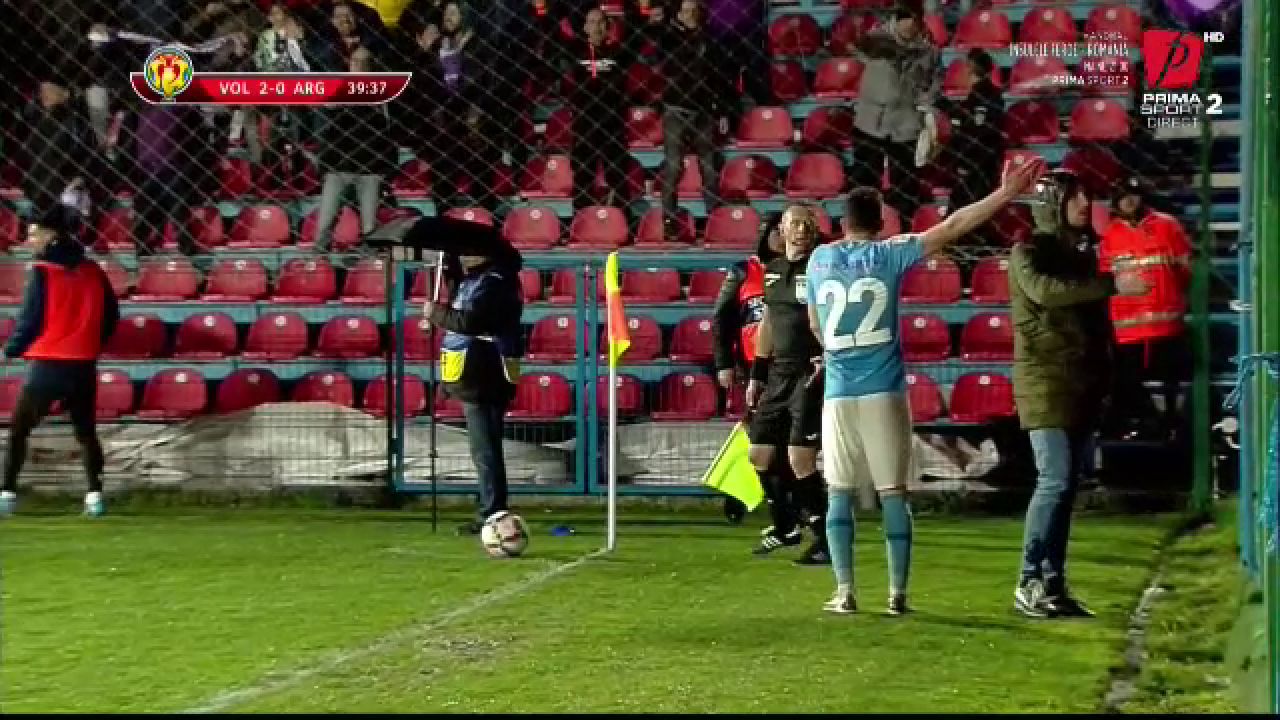Moment de lumea a treia petrecut în Cupa României! Un fan a vrut să-i bage un băț în ureche unui jucător_6