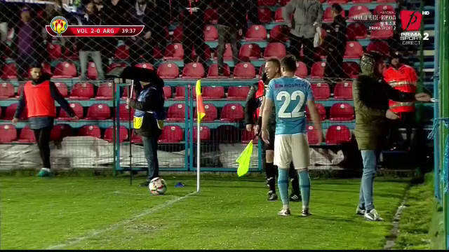 Moment de lumea a treia petrecut în Cupa României! Un fan a vrut să-i bage un băț în ureche unui jucător_7